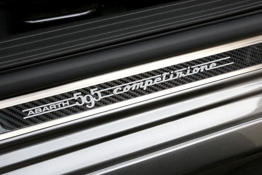 Детали интерьера Abarth 595 Competizione 2011 года  (фото 12 из 32)